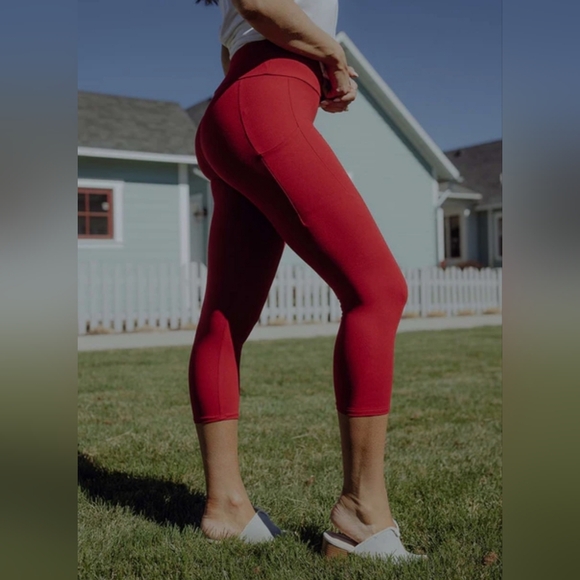 Zyia Light 'n Tight Pocket High-Rise Capris 20" (6-8) - Picture 2 of 9